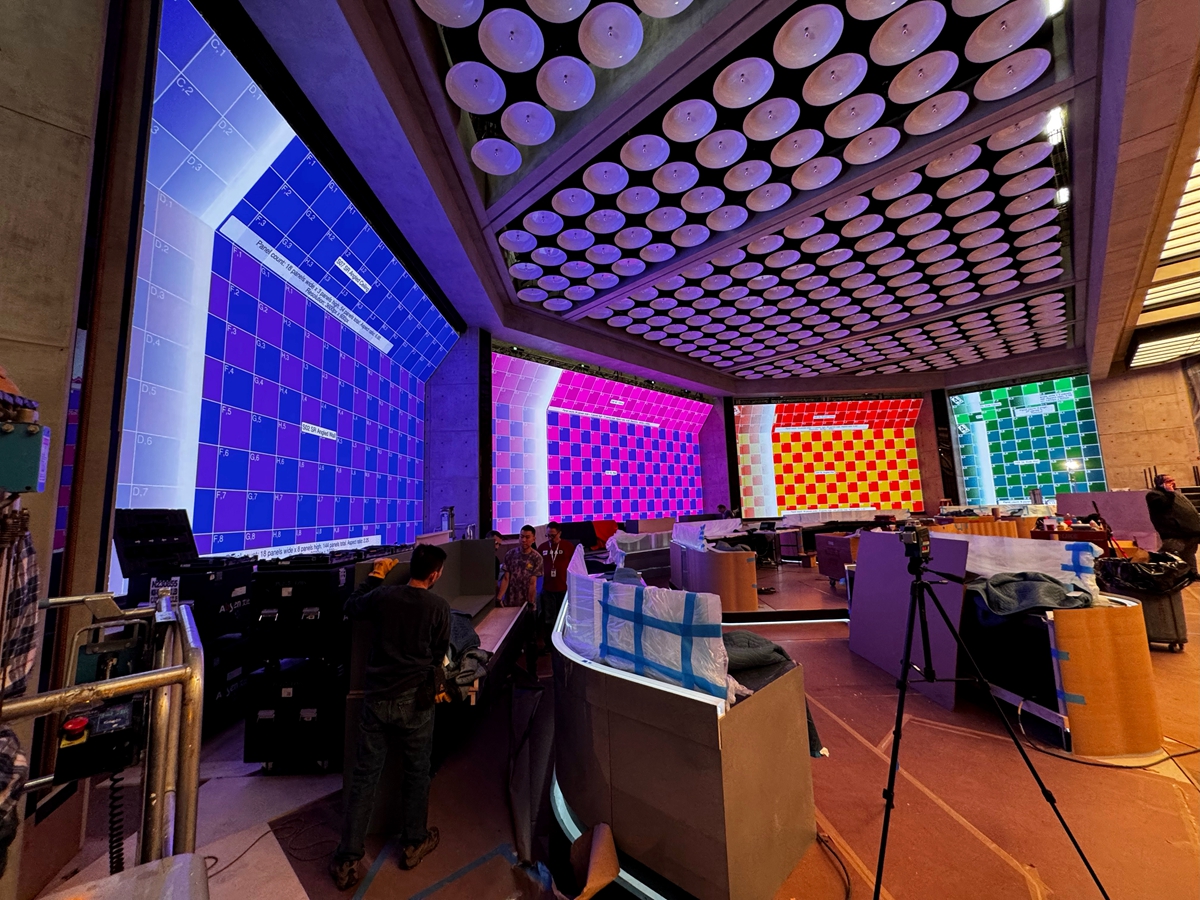 Wardex LED walls and ceiling displaying calibration patterns